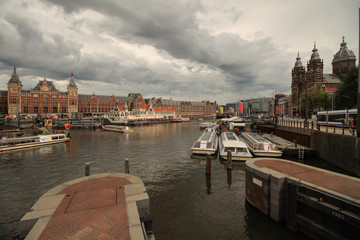 Obraz premium Amsterdam; Openhaven Front mit Centraal Station und St. Nicolaaskerk