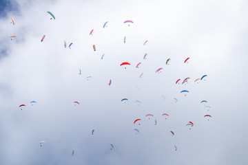 Wettbewerb im Gleitschirmfliegen