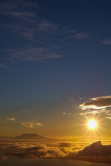 空に輝く朝の太陽。津別峠、北海道。
Abstract of sunrise and sunset.The sun shining in the sky and the clouds drifting.Silhouette of landscape. Tsubetsu-pass,hokkaido,japan.