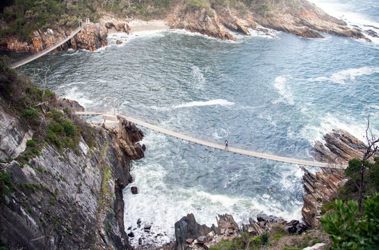 Fototapeta Suspended pedestrian bridges over the cliffs and bays in the Park Tsitsikama.