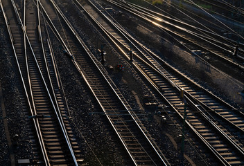 Eisenbahn Sonnenaufgang Bahnhof Gleise Schienen Strecke Hagen-Vorhalle Deutschland Signale Oberleitung Gegenlicht Silhouetten Reflexe Glanz Stimmung Atmosphäre Hintergrund Technologie Güterbahnhof