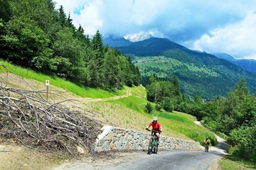 Obraz premium Italy-cyclist on the bike path and Val di Pejo