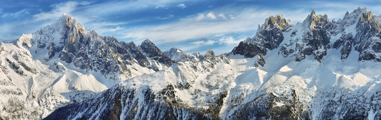 Fototapeta na wymiar Panoramic view of Montblanc peak and Grandes Jorasses from Cormayeur ski slopes