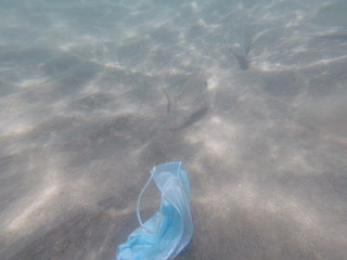 Mascherina coronavirus inquina il mare