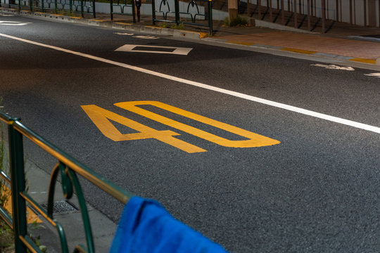 日本の夜の40 km 制限の路面ペイント道路標識

