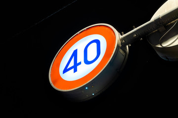 日本の夜の道路標識（速度制限）