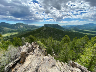 Fototapeta na wymiar Mountain landscape with blue sky and clouds taken in the Rocky Mountain National Park close to Estes Park in Colorado