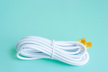 きれいに束ねた白いケーブル - 水色背景：オンライン･ネットワーク･LAN･テレワーク･配線のイメージ素材