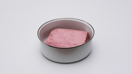 ホーロー容器の中に入っているハム