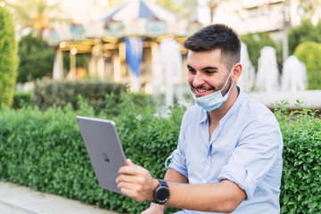 Chico joven de negocios con tablet 