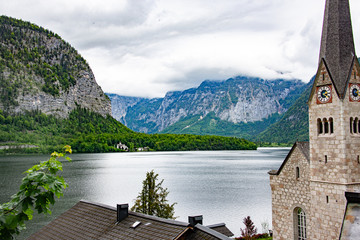 Fototapeta na wymiar hallstatt village at the lake austria