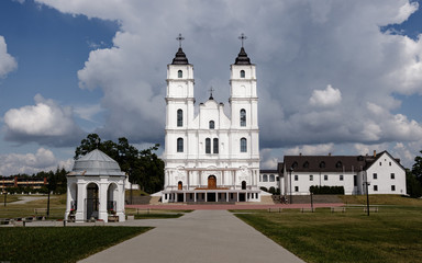 Fototapeta na wymiar A large white church on a blue sky.