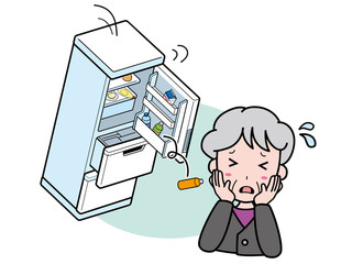 地震で冷蔵庫が倒れそうになり困っているおばあさん