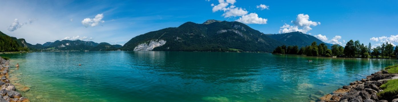 Wolfgangsee (Abersee) mit wundersch&ouml;nen glasklaren t&uuml;rkisblauen Wasser im Sommer Panorama