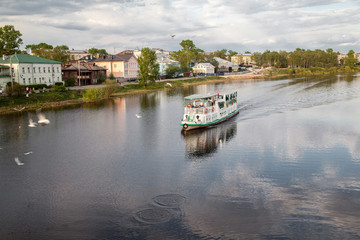 Obraz premium Summer townscape with motor ship on a river