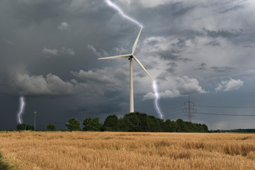 Blitzeinschlag in ein Windkraftrad bei einem Gewitter