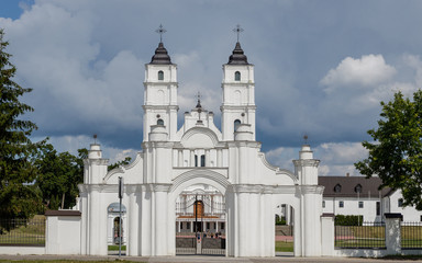 Fototapeta na wymiar A large white church on a blue sky 
