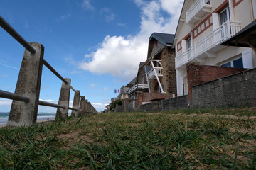 Maisons bordant la plage de Carolles en Normandie