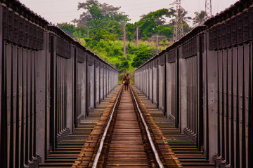 Pont de chemin de fer traversant le Lac Togo au TOGO pour le transport du phosphate	