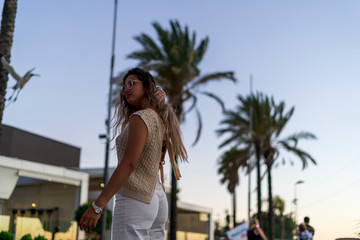 Chica joven y guapa junto a palmeras de compras