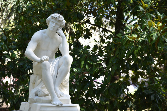 Eph&egrave;be en marbre au jardin du Luxembourg &agrave; Paris, France