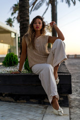 Fototapeta premium Chica joven y guapa junto a palmeras de compras