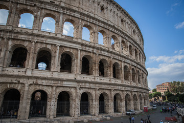 Fototapeta na wymiar Il colosseo Romano durante una splendida giornata 
