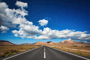 Auf der Kanarischen Insel Lanzarote führt diese Straße zum Horizont