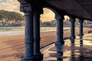 Fototapeta premium first lights of the day on the beach of la cocha in san sebastian, spain