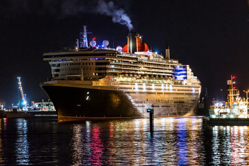 Kreuzfahrtschiff im Hafen_Nacht_2