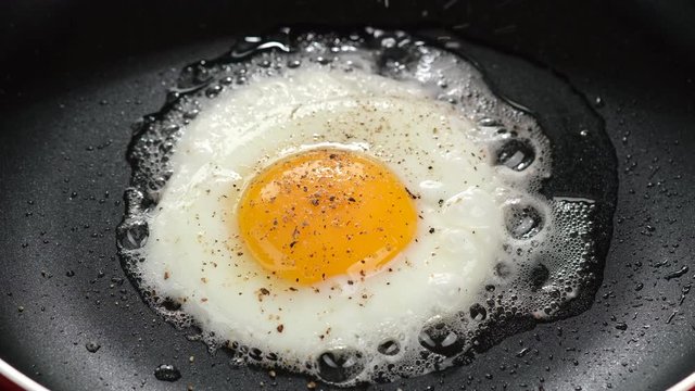 fry egg seasoning with pepper