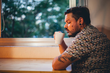 Hombre tomando cafe te estilo de vida empresario emprendedor camisa relax desayuno merienda