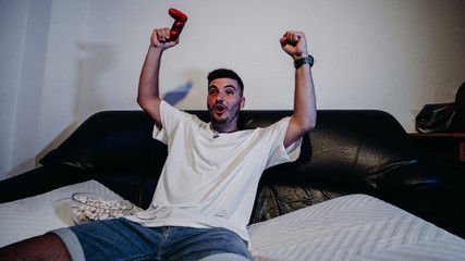 Gamer enfadado juego electronico palomitas jugador