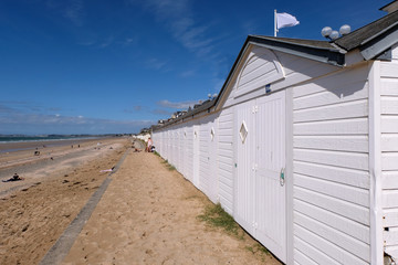 Fototapeta premium Cabines de bain de la grande plage de Jullouville en Normandie
