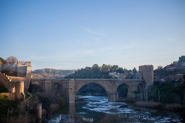 Puente de Alcantará en Toledo sobre el río Tajo