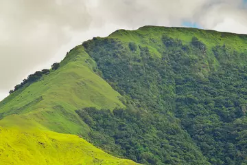 Fototapeten Espectacular montaña ubicada en un área  indígena de Panamá © Sam