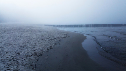 Mgła o poranku. Morze Bałtyckie. Polska.