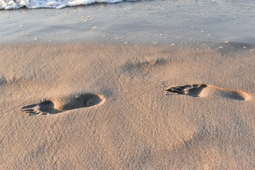 Fototapeta na wymiar Ślady stóp na plaży nadmorskiej.