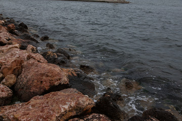 Meer trifft auf steiniges Ufer