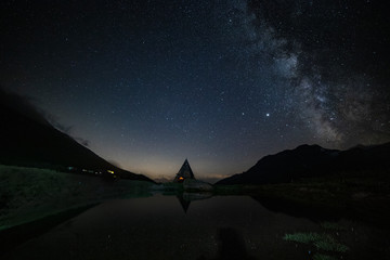 Foto notturna della Via Lattea dal pianeta Terra