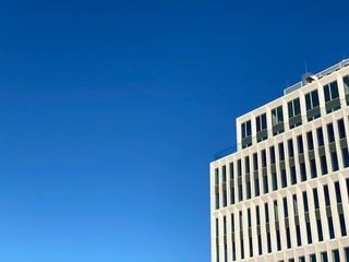 Gebäude vor blauem Himmel