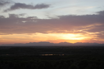 Atardecer espectacular en tonos rojos y naranjas