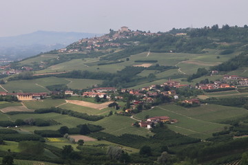 Fototapeta na wymiar Views of the Roero hills between Asti and Alba in the Piedmont region. 