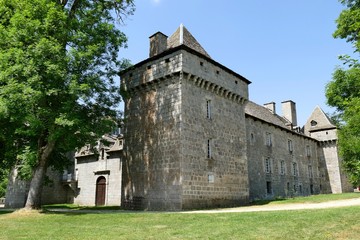 Obraz premium Tour d'angle et façade du Château de la Baume à Prinsuéjols