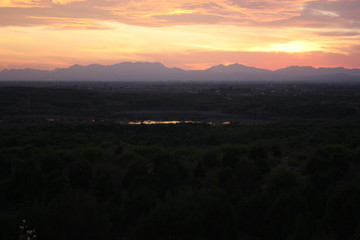 Atardecer espectacular en tonos rojos y naranjas