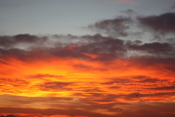 Atardecer espectacular en tonos rojos y naranjas