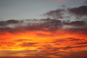 Atardecer espectacular en tonos rojos y naranjas
