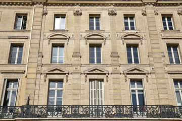 Fototapeta na wymiar Façade haussmannienne à Paris, France