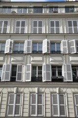 Fototapeta premium Façade à volets à Paris, France