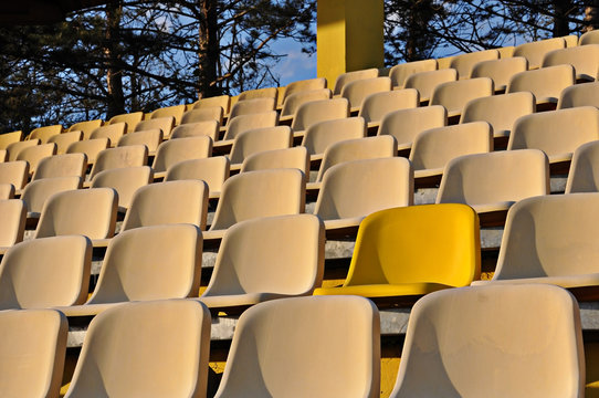 einsamer leerer Sitz im Stadion